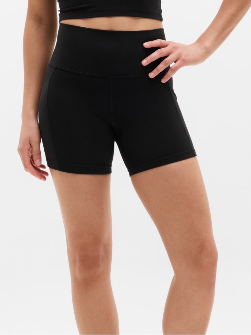 Athleta 5” salutation stash high rise shorts in black. Size xs